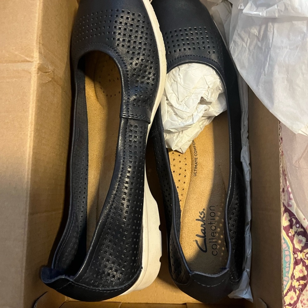 Clarks Women's Navy Blue Perforated Loafers Size 8 - Picture 3 of 5